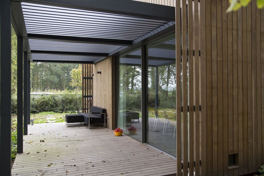 CS 86-HI (c) Sistemas cancelados, ConceptWall 50 Fachadas e HiFinity Correr e Harmónio - Villa Casa da Floresta Voorschoten localizado em Voorschoten, nos Países Baixos