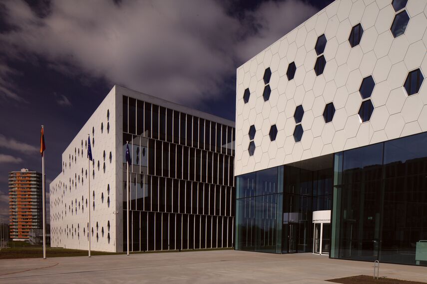 CI 45 Janelas, ConceptSystem 77 Portas, ConceptSystem 77 Janelas e CW 50-HI Fachadas - College/University National Centre  of Physical and Technological Sciences localizado em Vilnius, Lituânia