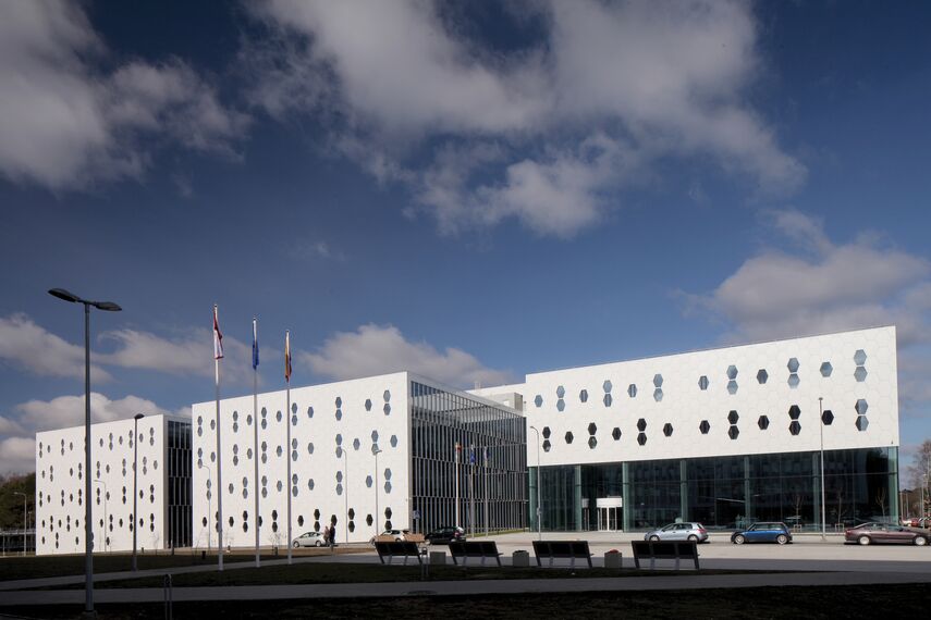 CI 45 Janelas, ConceptSystem 77 Portas, ConceptSystem 77 Janelas e CW 50-HI Fachadas - College/University National Centre  of Physical and Technological Sciences localizado em Vilnius, Lituânia