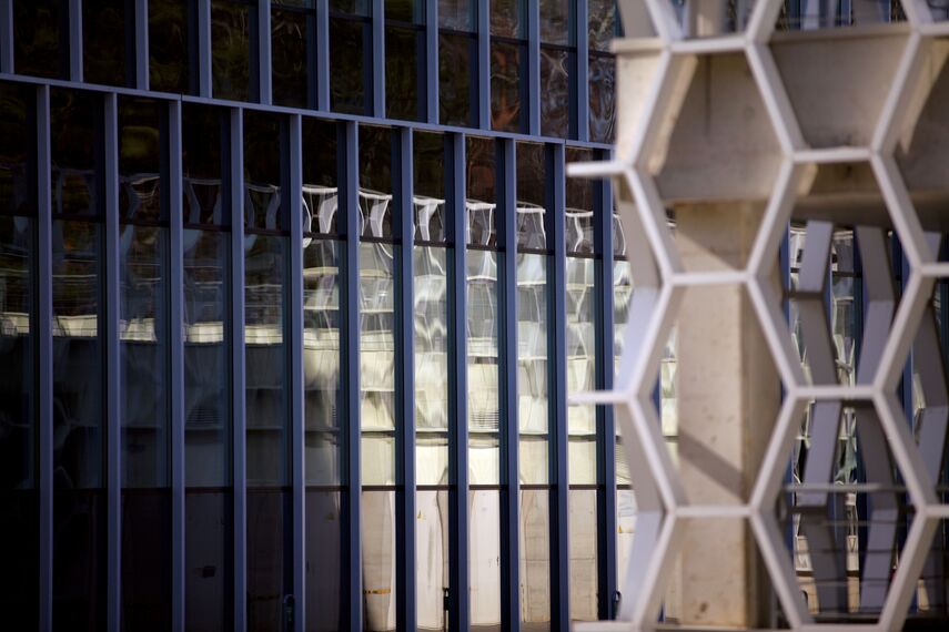 CI 45 Janelas, ConceptSystem 77 Portas, ConceptSystem 77 Janelas e CW 50-HI Fachadas - College/University National Centre  of Physical and Technological Sciences localizado em Vilnius, Lituânia