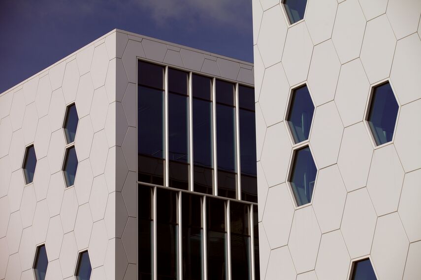 CI 45 Janelas, ConceptSystem 77 Portas, ConceptSystem 77 Janelas e CW 50-HI Fachadas - College/University National Centre  of Physical and Technological Sciences localizado em Vilnius, Lituânia