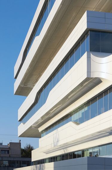ConceptFolding 77 Correr e Harmónio, ConceptSystem 77 Janelas e CW 50-SC Fachadas - Office building Dominion Tower localizado em Moscow, Rússia