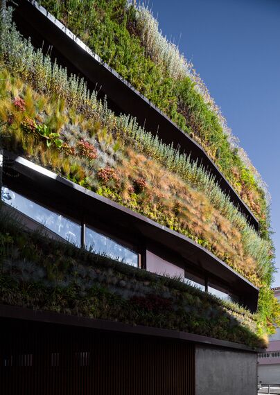 ConceptWall 50 Fachadas, CP 50 Correr e Harmónio e ConceptRoof 120 Jardins de Inverno - House Moradia Urbana Bio-inspirada localizado em Lisbon, Portugal