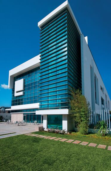 BriseSoleil 100 Sombreamento e ConceptWall 60 Fachadas - Embassy Embassy of Canada localizado em Tunis, Tunísia