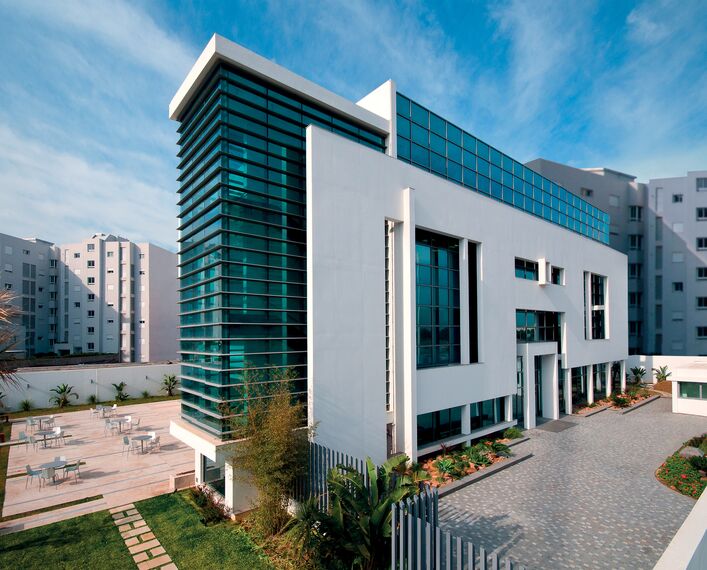 BriseSoleil 100 Sombreamento e ConceptWall 60 Fachadas - Embassy Embassy of Canada localizado em Tunis, Tunísia