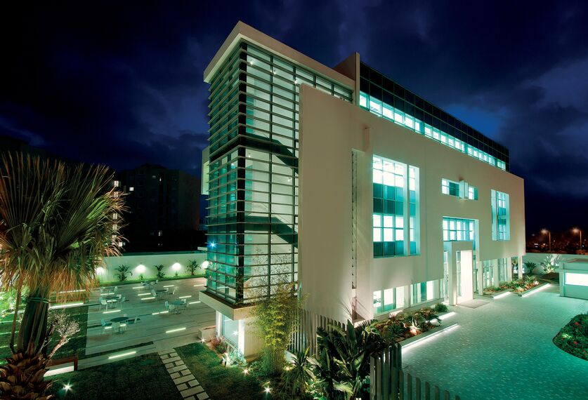 BriseSoleil 100 Sombreamento e ConceptWall 60 Fachadas - Embassy Embassy of Canada localizado em Tunis, Tunísia