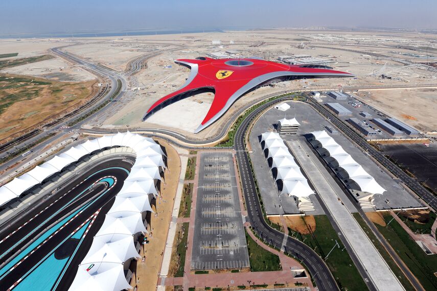 ConceptWall 86 Fachadas - Race track Ferrari World Abu Dhabi localizado em Abu Dhabi, Emirados Árabes Unidos