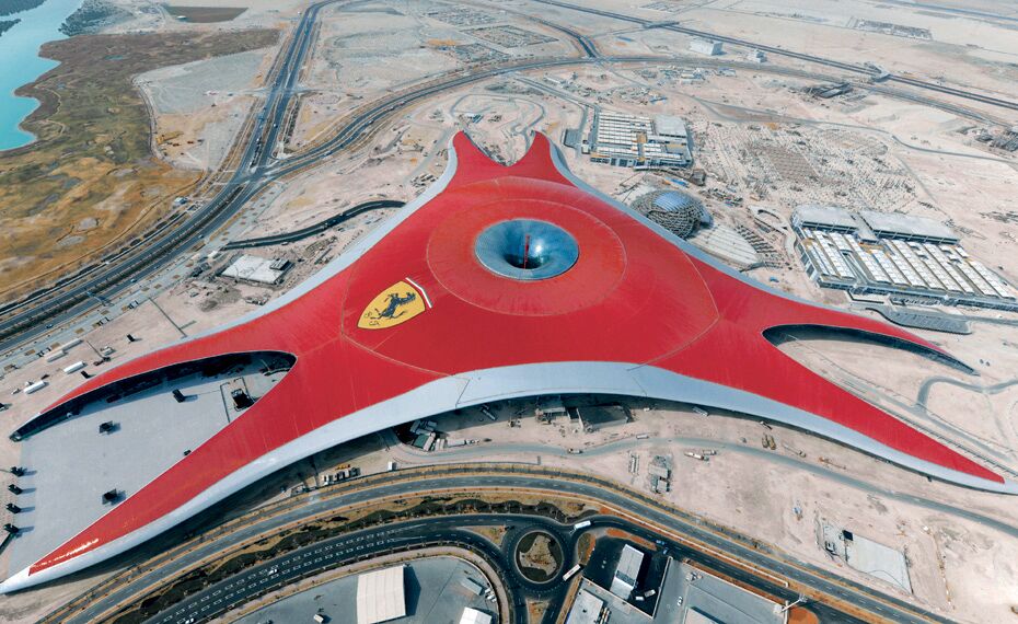 ConceptWall 86 Fachadas - Race track Ferrari World Abu Dhabi localizado em Abu Dhabi, Emirados Árabes Unidos