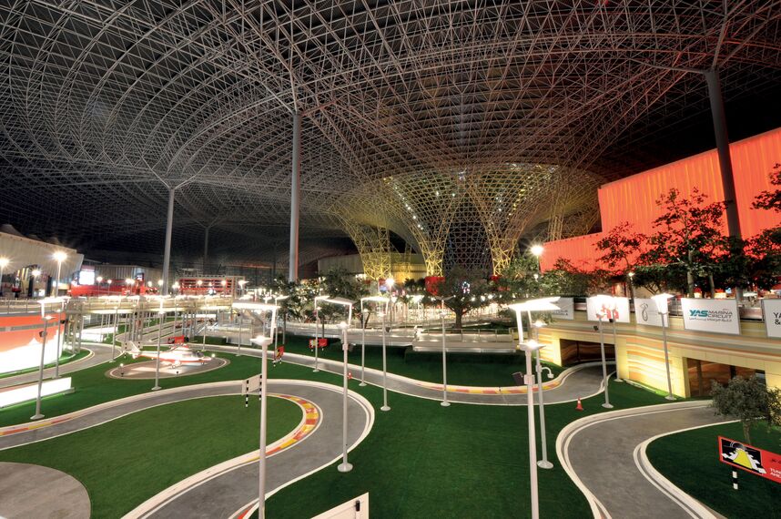 ConceptWall 86 Fachadas - Race track Ferrari World Abu Dhabi localizado em Abu Dhabi, Emirados Árabes Unidos