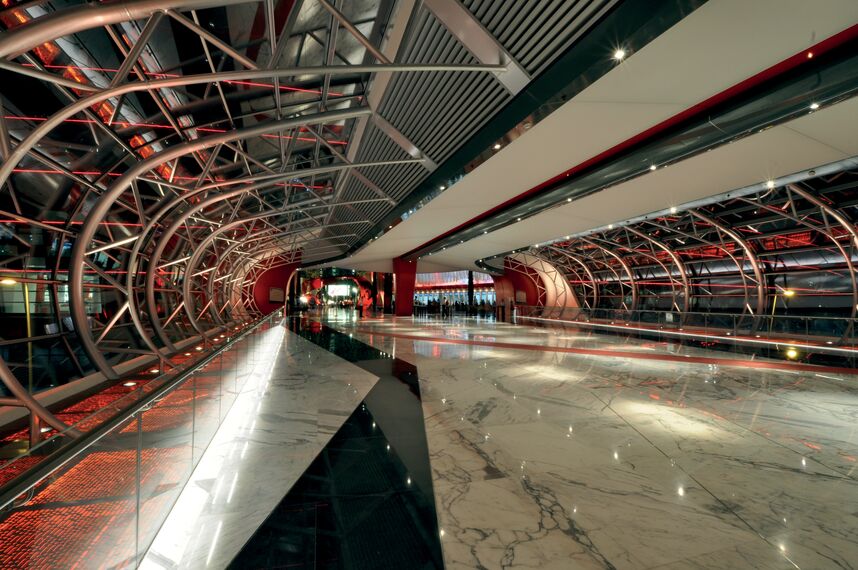 ConceptWall 86 Fachadas - Race track Ferrari World Abu Dhabi localizado em Abu Dhabi, Emirados Árabes Unidos