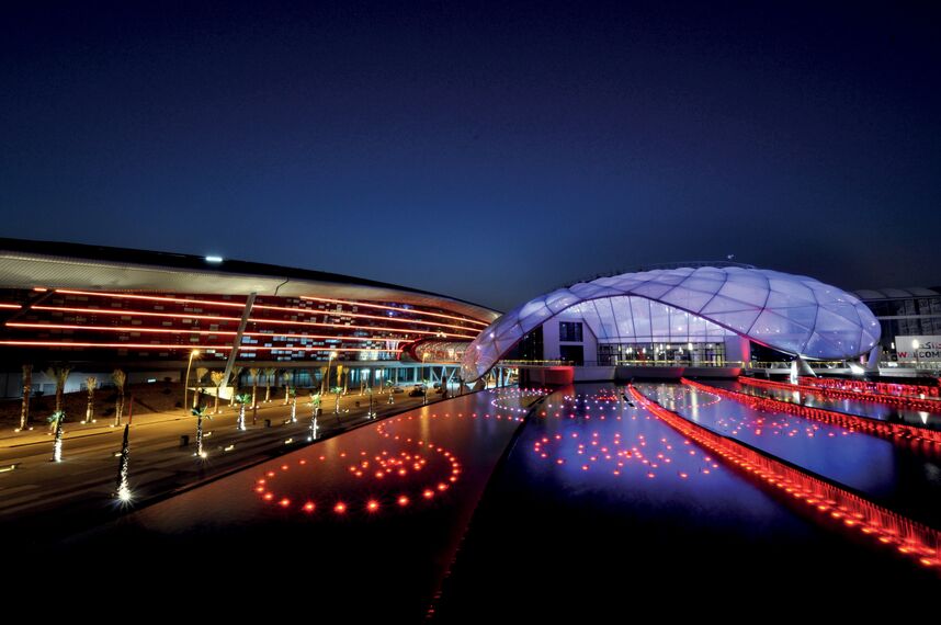 ConceptWall 86 Fachadas - Race track Ferrari World Abu Dhabi localizado em Abu Dhabi, Emirados Árabes Unidos