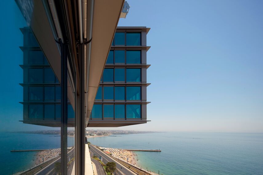 ConceptSystem 77 Janelas e ConceptSystem 77 Portas - Complexo de apartmentos Estoril Sol Residence  localizado em Cascais, Portugal
