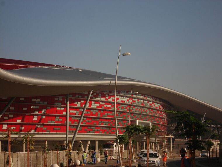ConceptWall 86 Fachadas - Race track Ferrari World Abu Dhabi localizado em Abu Dhabi, Emirados Árabes Unidos
