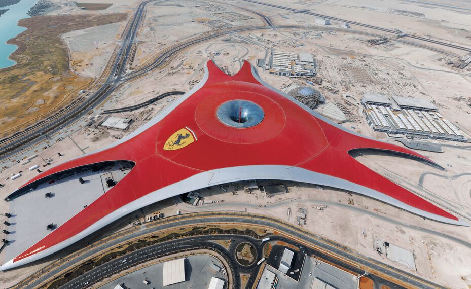 ConceptWall 86 Fachadas - Race track Ferrari World Abu Dhabi localizado em Abu Dhabi, Emirados Árabes Unidos