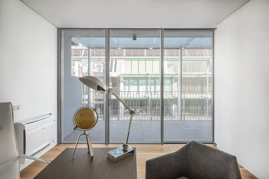 HiFinity Correr e Harmónio, ConceptSystem 59Pa Portas, ConceptWall 50 Fachadas e SlimLine 38 Ferro Janelas - Complexo de apartmentos Prata Riverside Village localizado em Lisbon, Portugal