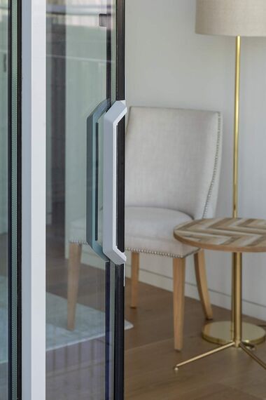 HiFinity Correr e Harmónio, ConceptSystem 59Pa Portas, ConceptWall 50 Fachadas e SlimLine 38 Ferro Janelas - Complexo de apartmentos Prata Riverside Village localizado em Lisbon, Portugal