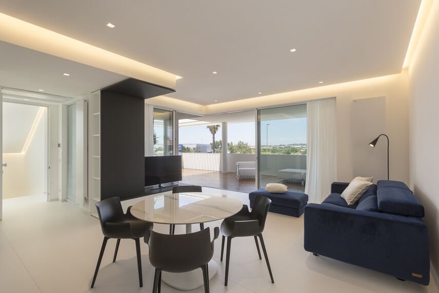 SlimPatio 68 Correr e Harmónio, HiFinity Correr e Harmónio, ConceptSystem 77 Janelas e CS 77 Hidden Vent Janelas - Casa D localizado em Ragusa, Itália