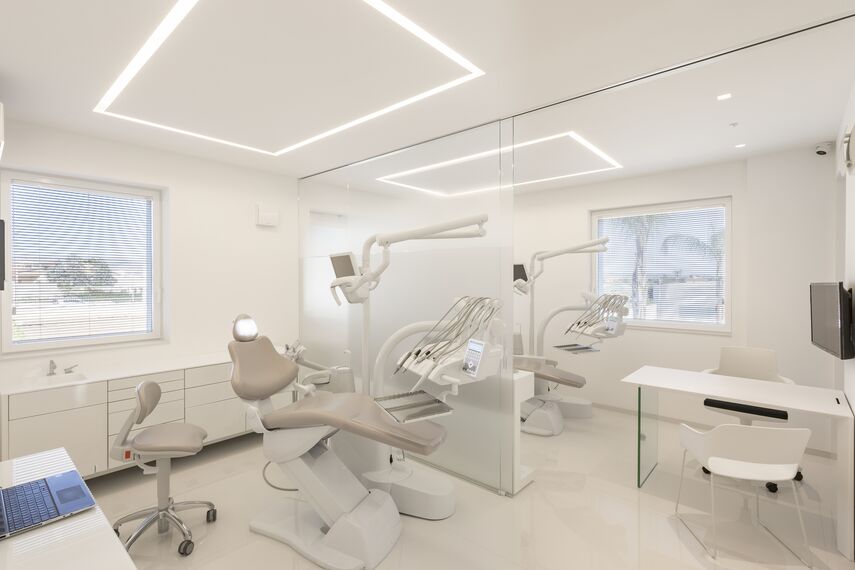 HiFinity Correr e Harmónio, SlimPatio 68 Correr e Harmónio e CS 77 Hidden Vent Janelas - Dental Clinic Decorato localizado em Ragusa, Itália