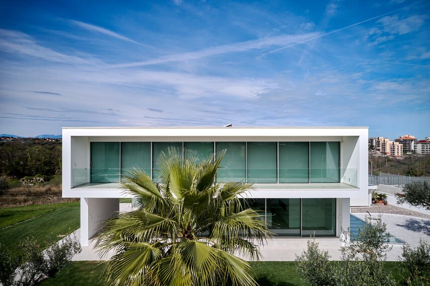 HiFinity Correr e Harmónio, MasterLine 8 Portas, SlimLine 38 Janelas, ConceptSystem 77 Janelas, ConceptWall 50 Fachadas, MasterLine 8 Panel Door Portas, CS 77 Hidden Vent Janelas e CW 50-RA/FRV - Villa D localizado em Chieti, Itália
