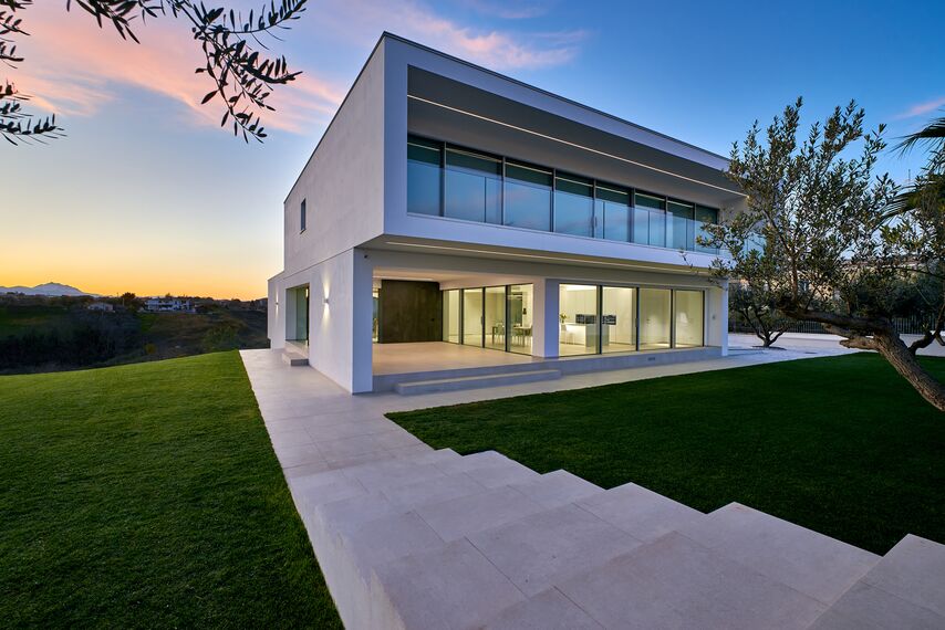 HiFinity Correr e Harmónio, MasterLine 8 Portas, SlimLine 38 Janelas, ConceptSystem 77 Janelas, ConceptWall 50 Fachadas, MasterLine 8 Panel Door Portas, CS 77 Hidden Vent Janelas e CW 50-RA/FRV - Villa D localizado em Chieti, Itália