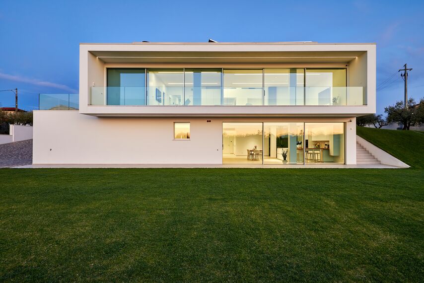 HiFinity Correr e Harmónio, MasterLine 8 Portas, SlimLine 38 Janelas, ConceptSystem 77 Janelas, ConceptWall 50 Fachadas, MasterLine 8 Panel Door Portas, CS 77 Hidden Vent Janelas e CW 50-RA/FRV - Villa D localizado em Chieti, Itália
