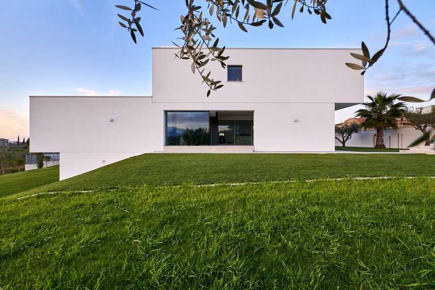 HiFinity Correr e Harmónio, MasterLine 8 Portas, SlimLine 38 Janelas, ConceptSystem 77 Janelas, ConceptWall 50 Fachadas, MasterLine 8 Panel Door Portas, CS 77 Hidden Vent Janelas e CW 50-RA/FRV - Villa D localizado em Chieti, Itália