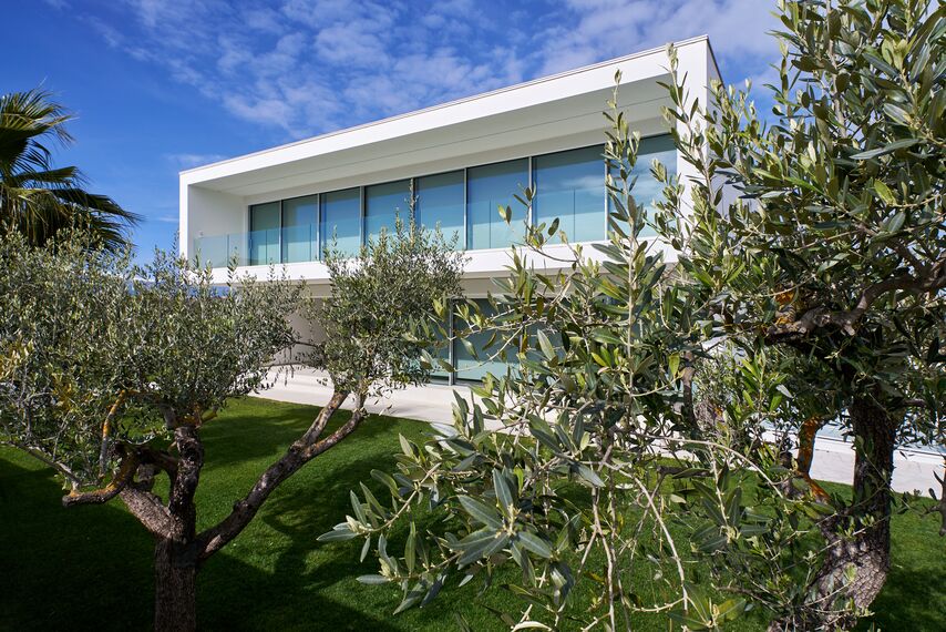 HiFinity Correr e Harmónio, MasterLine 8 Portas, SlimLine 38 Janelas, ConceptSystem 77 Janelas, ConceptWall 50 Fachadas, MasterLine 8 Panel Door Portas, CS 77 Hidden Vent Janelas e CW 50-RA/FRV - Villa D localizado em Chieti, Itália