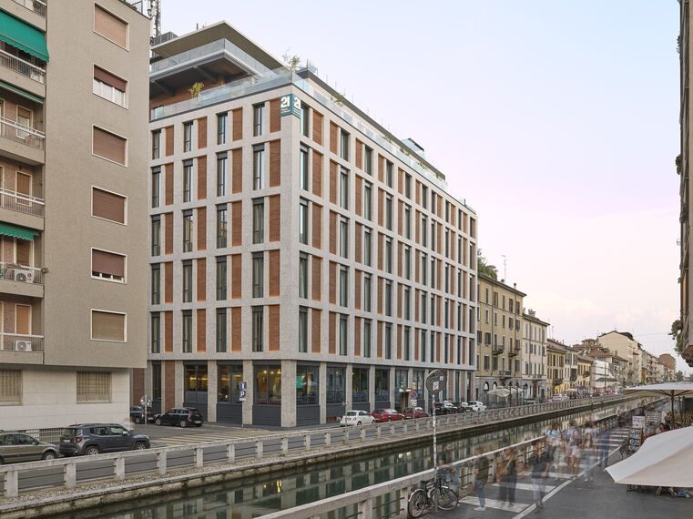 ConceptWall 50 Fachadas, MasterLine 8 Portas, SlimLine 38 Janelas e MasterLine 8 Balcony Door Portas - 21 House of Stories Navigli localizado em Milan, Itália
