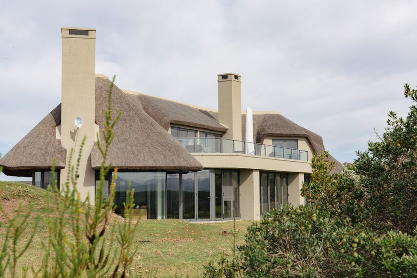 ConceptFolding 77 Correr e Harmónio, MasterPatio Correr e Harmónio, MasterLine 8 Janelas, Mosquito Sistemas complementares, MasterLine 8 Portas e MasterLine 8 Pivot Door Portas - Bush House localizado em Herbertsdale, África do Sul