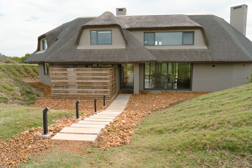 ConceptFolding 77 Correr e Harmónio, MasterPatio Correr e Harmónio, MasterLine 8 Janelas, Mosquito Sistemas complementares, MasterLine 8 Portas e MasterLine 8 Pivot Door Portas - Bush House localizado em Herbertsdale, África do Sul