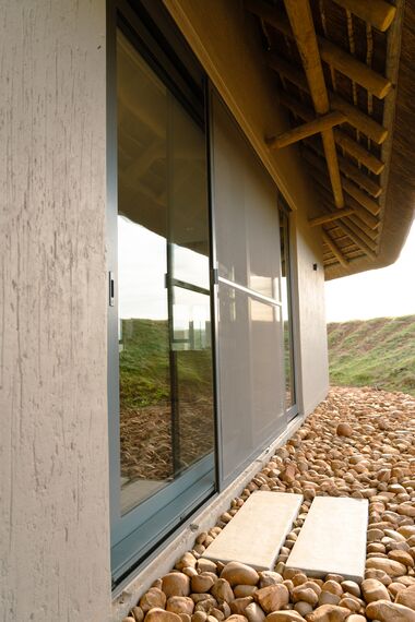 ConceptFolding 77 Correr e Harmónio, MasterPatio Correr e Harmónio, MasterLine 8 Janelas, Mosquito Sistemas complementares, MasterLine 8 Portas e MasterLine 8 Pivot Door Portas - Bush House localizado em Herbertsdale, África do Sul