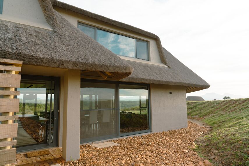 ConceptFolding 77 Correr e Harmónio, MasterPatio Correr e Harmónio, MasterLine 8 Janelas, Mosquito Sistemas complementares, MasterLine 8 Portas e MasterLine 8 Pivot Door Portas - Bush House localizado em Herbertsdale, África do Sul