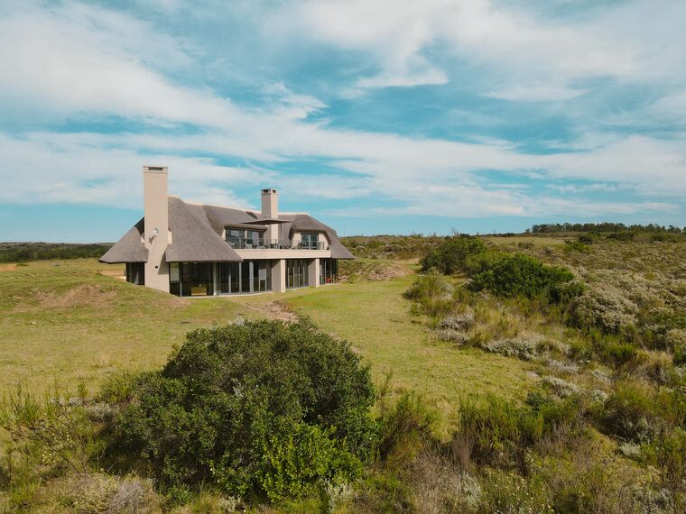 ConceptFolding 77 Correr e Harmónio, MasterPatio Correr e Harmónio, MasterLine 8 Janelas, Mosquito Sistemas complementares, MasterLine 8 Portas e MasterLine 8 Pivot Door Portas - Bush House localizado em Herbertsdale, África do Sul