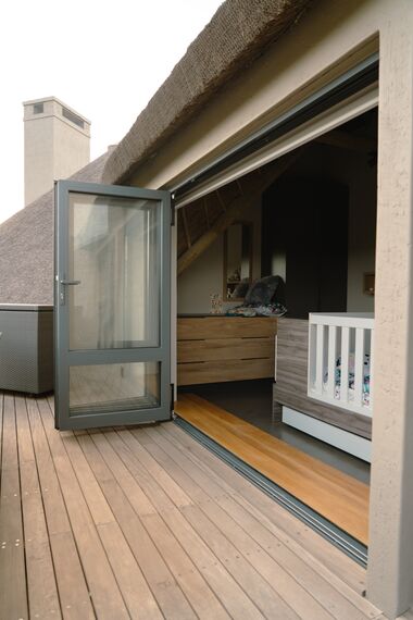 ConceptFolding 77 Correr e Harmónio, MasterPatio Correr e Harmónio, MasterLine 8 Janelas, Mosquito Sistemas complementares, MasterLine 8 Portas e MasterLine 8 Pivot Door Portas - Bush House localizado em Herbertsdale, África do Sul