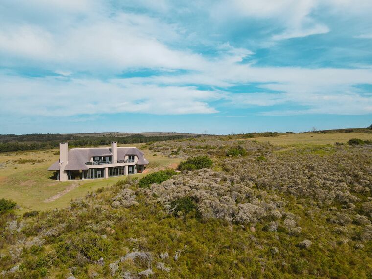 ConceptFolding 77 Correr e Harmónio, MasterPatio Correr e Harmónio, MasterLine 8 Janelas, Mosquito Sistemas complementares, MasterLine 8 Portas e MasterLine 8 Pivot Door Portas - Bush House localizado em Herbertsdale, África do Sul