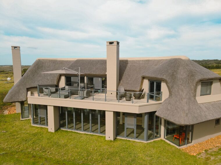 ConceptFolding 77 Correr e Harmónio, MasterPatio Correr e Harmónio, MasterLine 8 Janelas, Mosquito Sistemas complementares, MasterLine 8 Portas e MasterLine 8 Pivot Door Portas - Bush House localizado em Herbertsdale, África do Sul