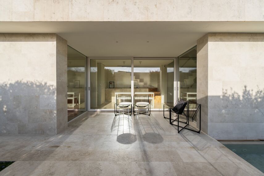 SlimLine 38 Janelas, SlimLine 38 Portas e ConceptPatio 130 Correr e Harmónio - Stone House localizado em Fiano Romano, Itália