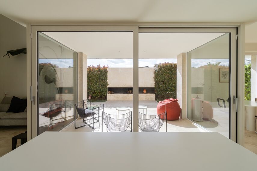 SlimLine 38 Janelas, SlimLine 38 Portas e ConceptPatio 130 Correr e Harmónio - Stone House localizado em Fiano Romano, Itália