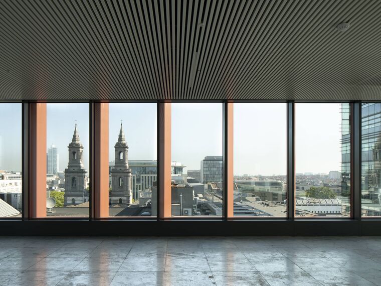 Fachada com janela de aluminio MasterLine 8 Alto Isolamento, que oferecem elevados níveis de isolamento térmico