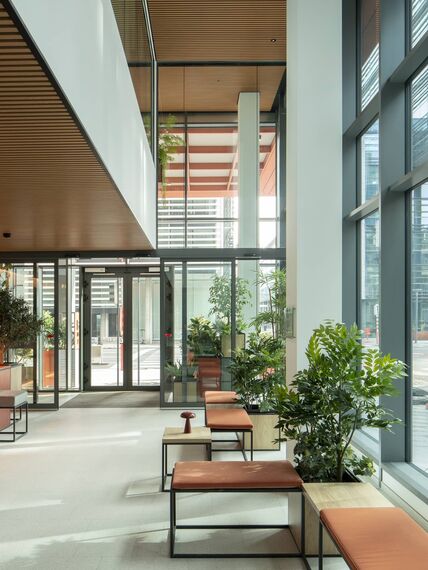 Fachada com janela de aluminio MasterLine 8 Alto Isolamento, que oferecem elevados níveis de isolamento térmico