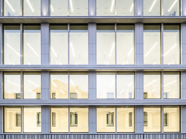 MasterLine 8-HI Portas, SlimLine 38 HI Janelas, CS 77 Fire Proof Portas, CW 50-HI Fachadas e CW 50-ALU ON STEEL Fachadas - Spiga26 localizado em Milan, Itália
