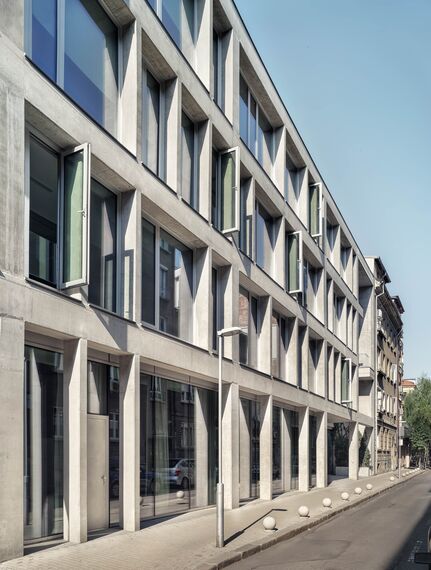 ConceptSystem 77 Janelas, ConceptPatio 155 Correr e Harmónio, SlimPatio 68 Correr e Harmónio, MasterLine 8 Portas e CW 50-SC Fachadas - MIR Office Building localizado em Sofia, Bulgarije