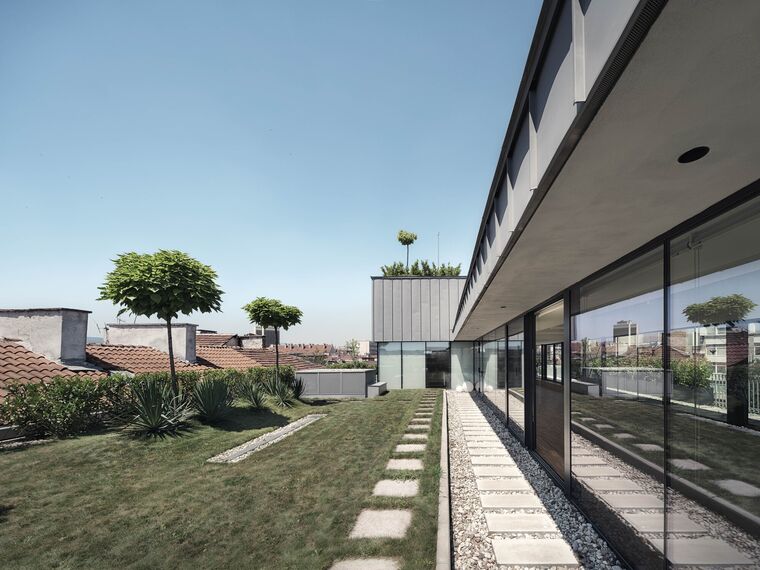 ConceptSystem 77 Janelas, ConceptPatio 155 Correr e Harmónio, SlimPatio 68 Correr e Harmónio, MasterLine 8 Portas e CW 50-SC Fachadas - MIR Office Building localizado em Sofia, Bulgarije