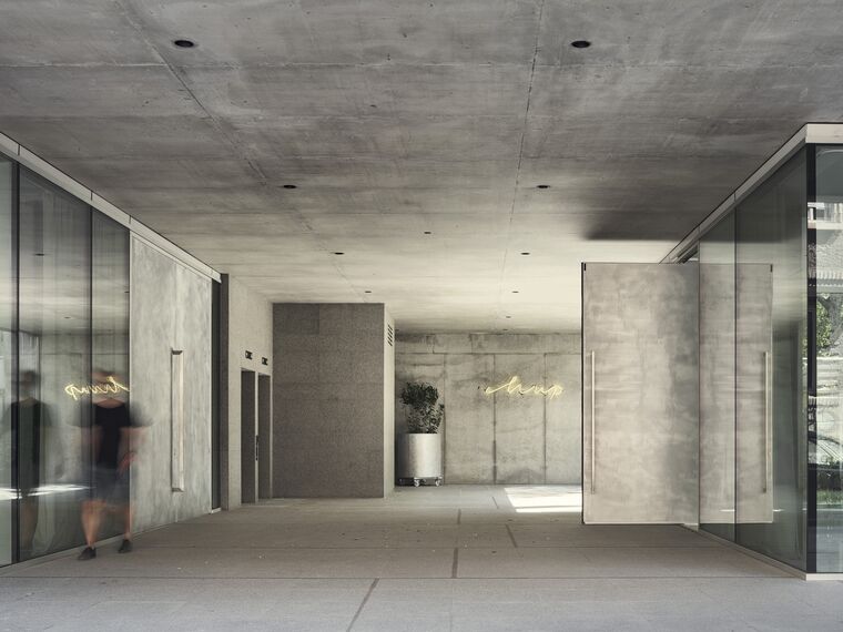 ConceptSystem 77 Janelas, ConceptPatio 155 Correr e Harmónio, SlimPatio 68 Correr e Harmónio, MasterLine 8 Portas e CW 50-SC Fachadas - MIR Office Building localizado em Sofia, Bulgarije