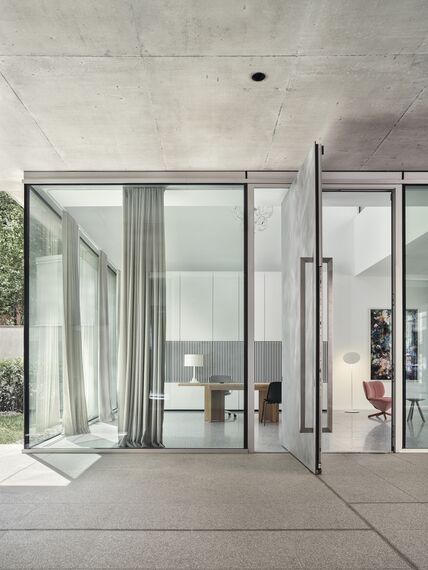 ConceptSystem 77 Janelas, ConceptPatio 155 Correr e Harmónio, SlimPatio 68 Correr e Harmónio, MasterLine 8 Portas e CW 50-SC Fachadas - MIR Office Building localizado em Sofia, Bulgarije