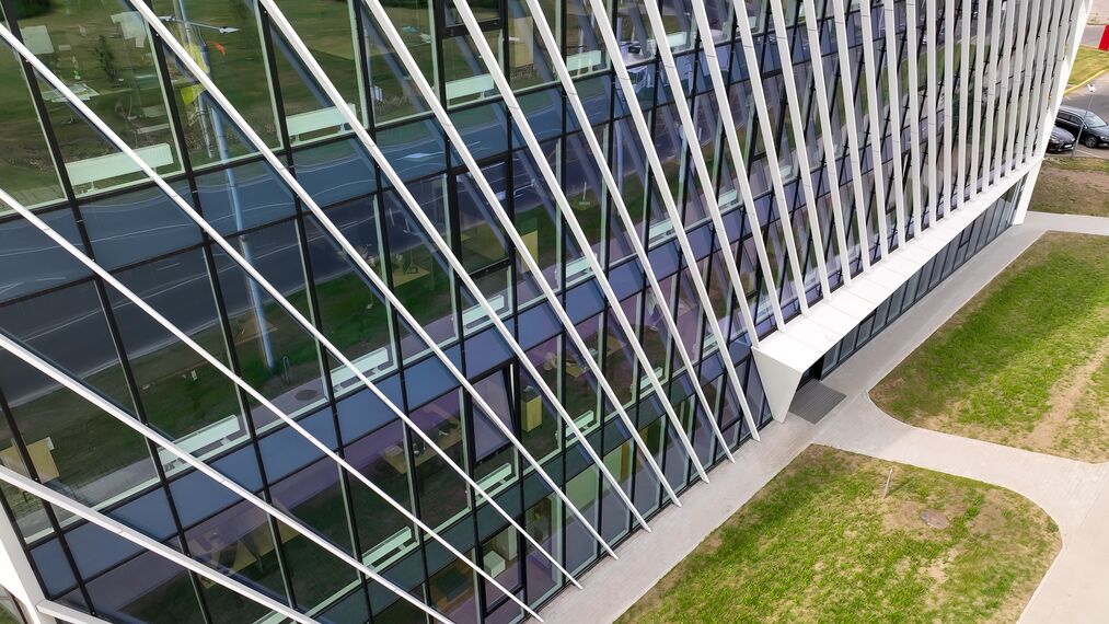 CW 50-HI Fachadas, MasterLine 8 HI Janelas e MasterLine 8-HI Portas - Sporto 16 localizado em Vilnius, Lituânia