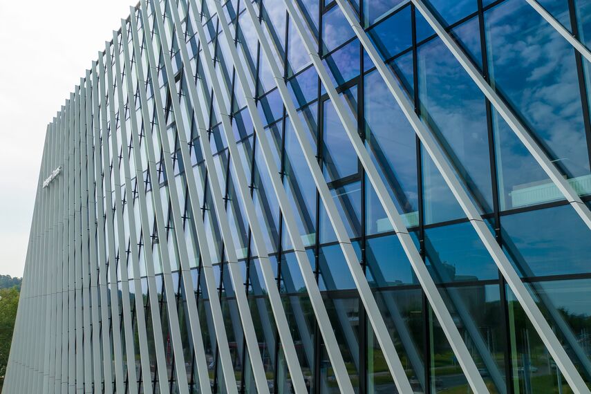 CW 50-HI Fachadas, MasterLine 8 HI Janelas e MasterLine 8-HI Portas - Sporto 16 localizado em Vilnius, Lituânia