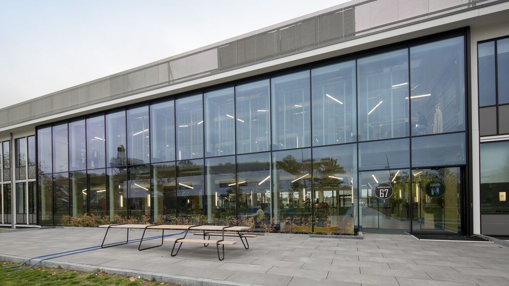 ConceptSystem 77 Portas, CW 50 Standard Fachadas, CW 50 Fachadas e CS 77 Hidden Vent Janelas - Office building Building N Hengelo localizado em Hengelo, nos Países Baixos