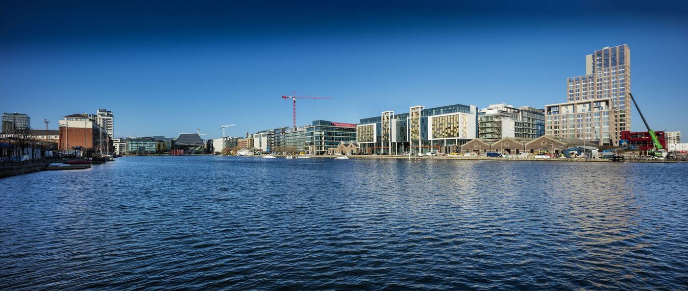 ConceptWall 50 Fachadas e ConceptSystem 77 Portas - Office building The Reflector localizado em Dublin, Irlanda