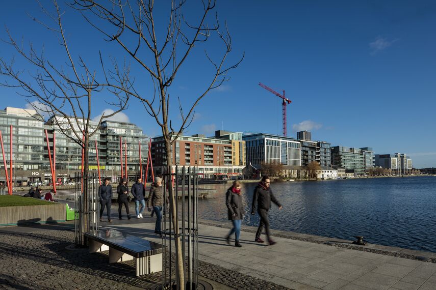 ConceptWall 50 Fachadas e ConceptSystem 77 Portas - Office building The Reflector localizado em Dublin, Irlanda